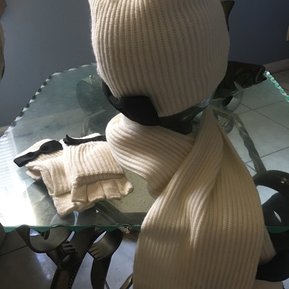 Kate Spade scarf,beanie & Mittens - Picture 3 of 7